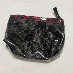 porta cosmetico negro con fucsia