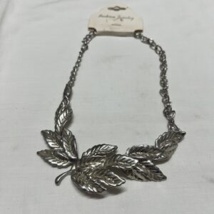 collar hojas